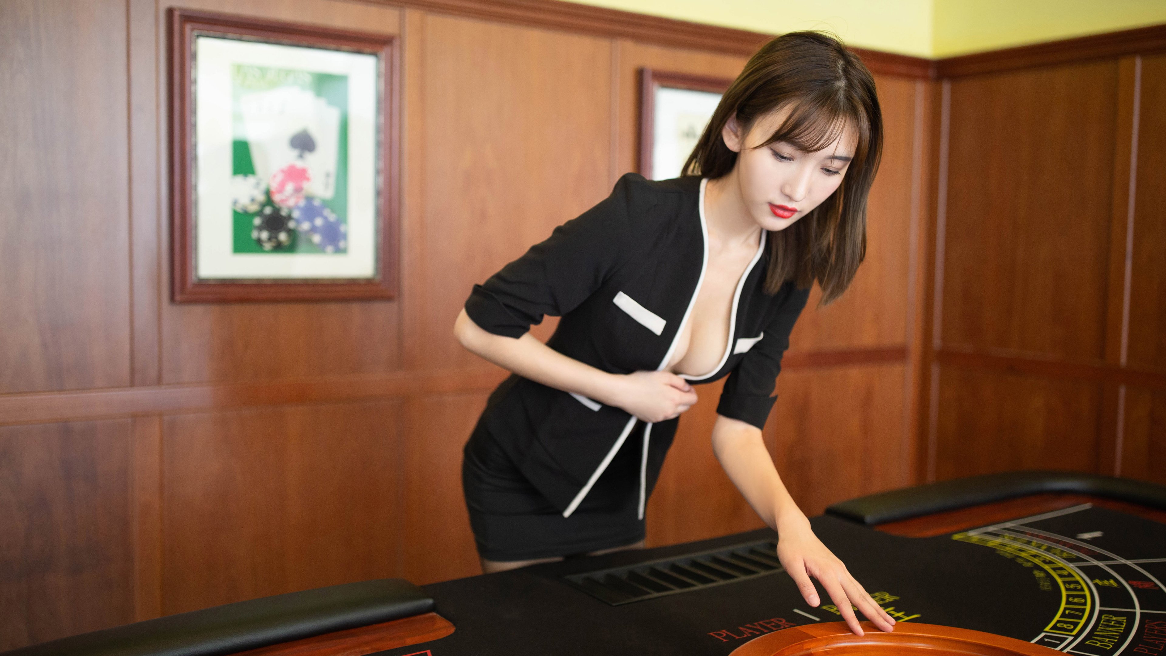 “攻防大战：战略调度成胜负关键，绝境何惧？”，战略攻防游戏